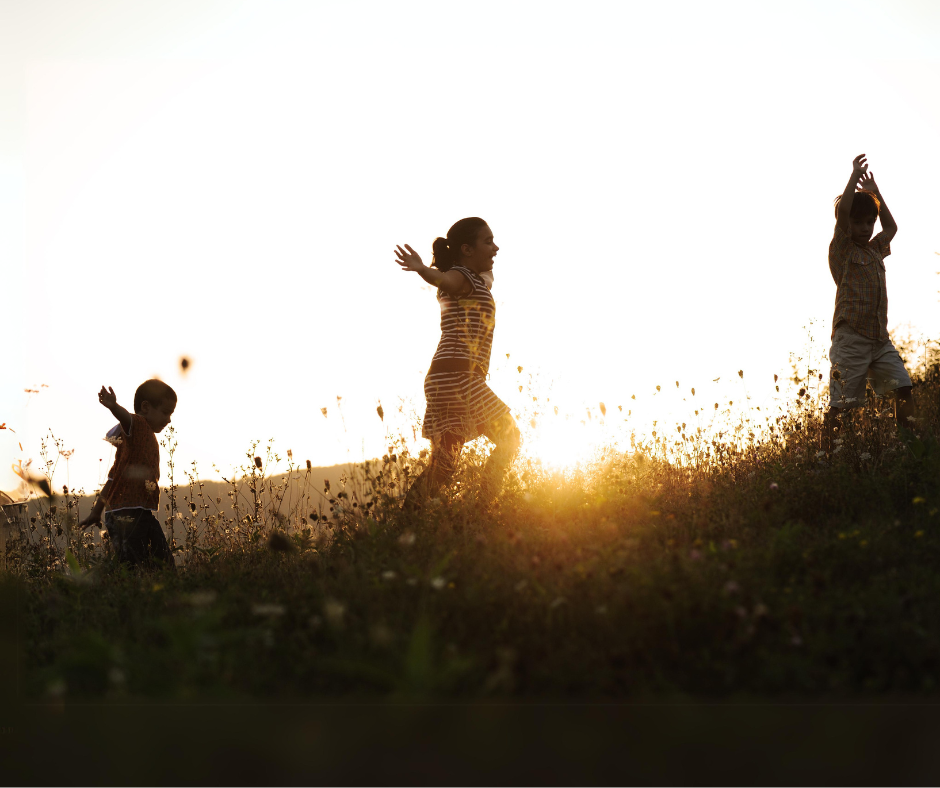 3 Kinder die fröhlich in der Natur spielen. Ungezwungen! Sie dürfen ihr Potential noch leben